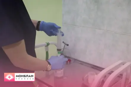 Медсестра набирает шприц для круглосуточного вывода из запоя
